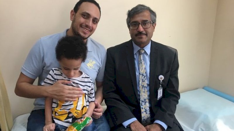 Younis Ashraf bersama ayah dan dokter yang merawatnya.