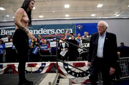 Dengan Bertelanjang Dada, Pengunjuk Rasa Serbu Kampanye Bernie Sanders