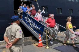 Baru Berlabuh di Kamboja, Kapal Pesiar Langsung Diserbut Petugas Medis Buat Cegah Virus Corona