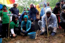 Tanam 180.000 Bibit Vetiver, Bupati Gowa Terima Rekor LEPRID