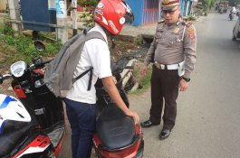 Motornya Disita Polantas, Siswa SMP di Wajo Ini Diantar Mobil Polisi ke Sekolah