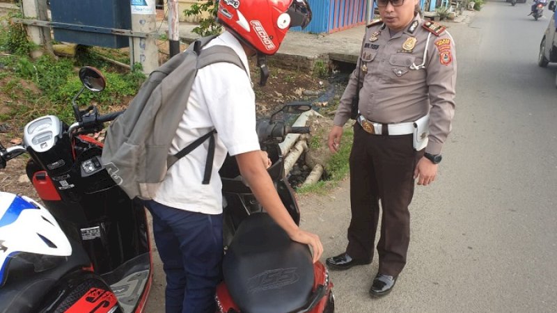 Satuan Lalu Lintas (Satlantas) Polres Wajo mulai bertindak tegas. Siswa SMP yang mengendarai motor ke sekolah jadi sasaran razia.