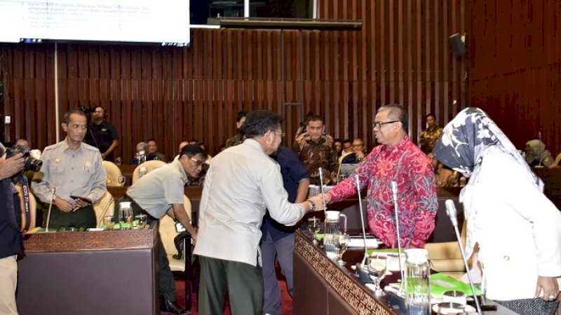 Menteri Pertanian Syahrul Yasin Limpo bersalaman pimpinan Komisi IV DPR RI, Senin (17/2/2020).