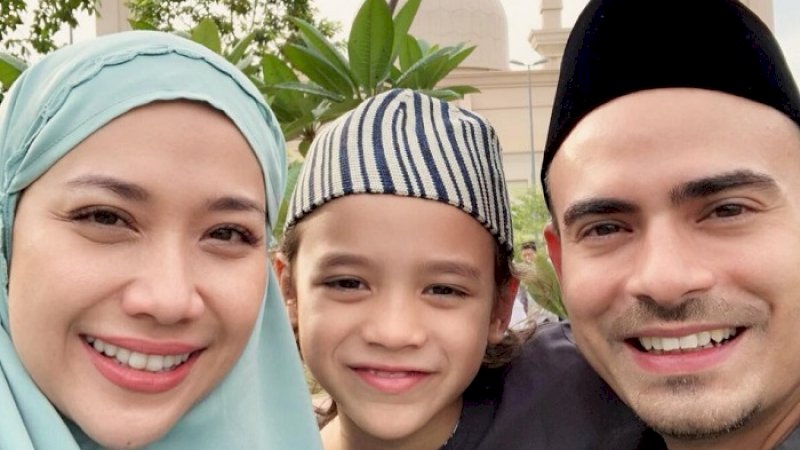 Ashraf Sinclair bersama BCL dan putranya, Noah.