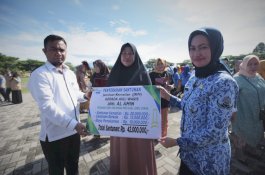 Peluk Ibunda Al Amin, IDP Serahkan Santunan Rp42 Juta