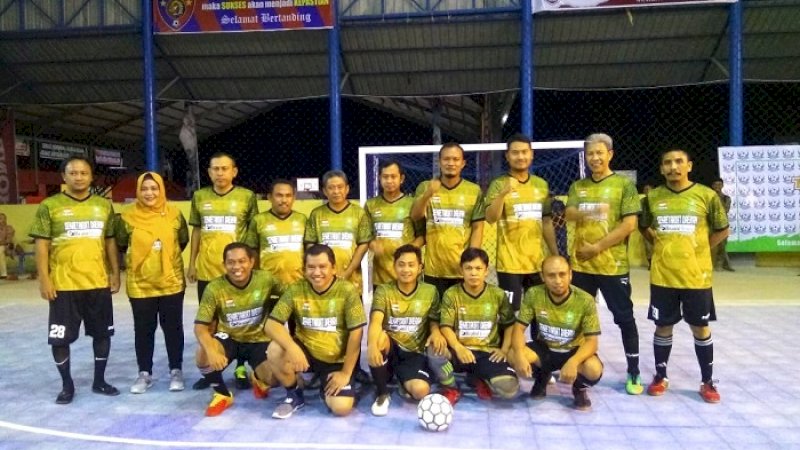 Bupati Andi Seto Asapa bersama tim futsal Setda Sinjai.