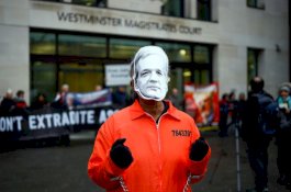 Ratusan Dokter Minta Pemerintah Inggris Berhenti Siksa Julian Assange