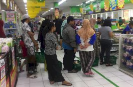Menangis di Depan Kasir karena Uang Dibawa Suami, Belanjaan Ibu Ini Dibayarkan Orang Lain