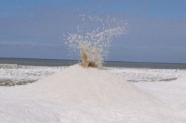 Seperti Gunung Berapi, Gundukan Es Ini Meletuskan Air