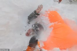 Tim Penyelamat Temukan Korban Longsor Salju di Swiss