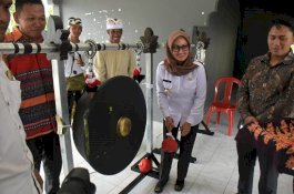 Serahkan Bantuan Baleganjur, Bupati Lutra: Semoga Bermanfaat dan Dilestarikan