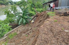 Longsor di Bantaran Sungai Pangkep Bikin Khawatir Warga Sekitar