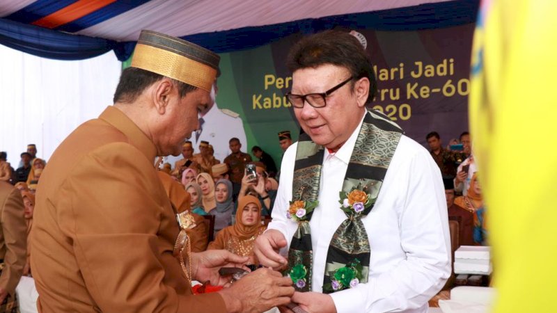 Ungkapan Penghargaan, Bupati Barru Serahkan Badik ke Menpan-RB