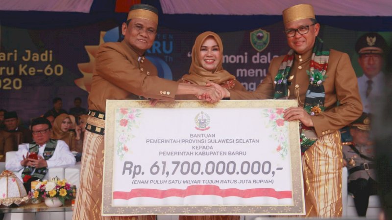 Hari Jadi Barru ke 60, Gubernur Sulsel Serahkan Bantuan Rp61,7 Miliar