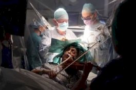 Pasien di Inggris Jalani Operasi Otak Sambil Bermain Biola