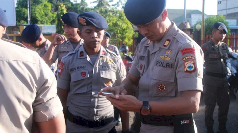 Batalyon C Pelopor Brimob Bone merazia ponsel anggotanya, Kamis (20/2/2020).
