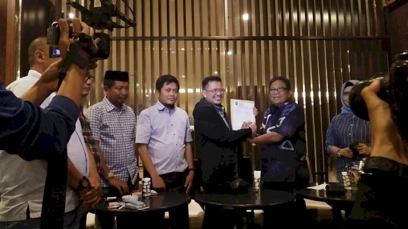 Sekretaris DPW PAN Sulsel, Jamaluddin Jafar menyerahkan rekomendasi kepada Irman Yasin Limpo di Hotel Claro, Kamis malam (20/2/2020).