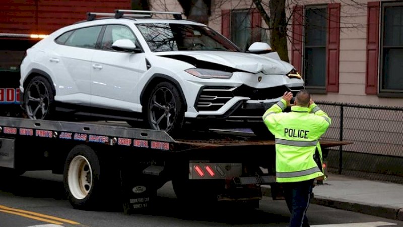 Lamborghini curian diangkut setelah mengalami kecelakaan.