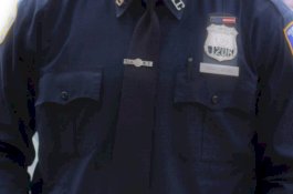 Dicopot, Kapolres Lucuti Seluruh Pakaian lalu Jalan Kaki Satu Mil Sebelum Dijemput Istri