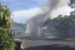 Orang Melintas Coba Menolong, Suami Diduga Bakar Mobil Berisi Istri dan Ketiga Anaknya