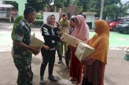 Kunker di Koramil, Istri Dandim Bantaeng Turut Berbagi ke Warga Miskin