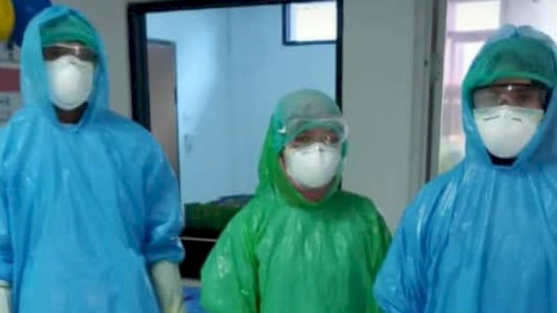 Paramedis RSUD Bulukumba mengenakan masker saat merawat pasien batuk dan flu asal Herlang.