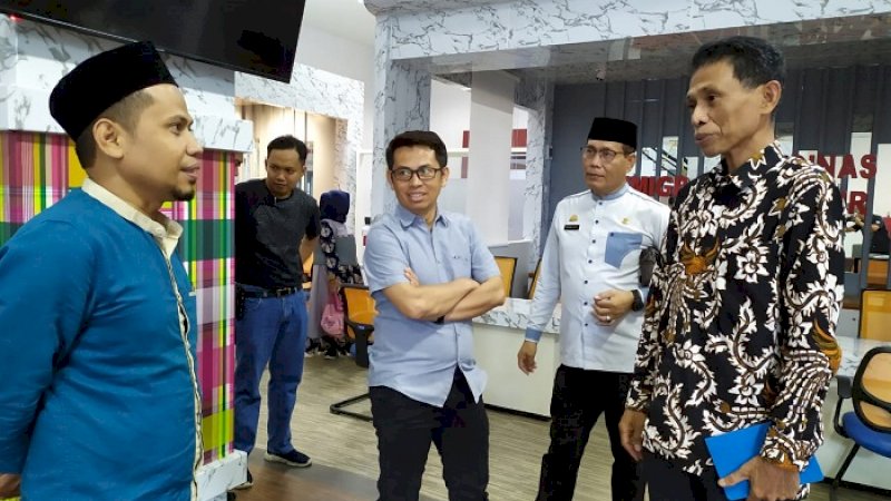 Ketua DPRD Enrekang Muh Idris Sadik mampir di Mal Pelayanan Publik (MPP) Barru. 