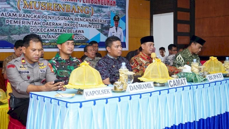 Bupati Wajo Amran Mahmud (kedua kanan) menghadiri musrenbang Kecamatan Belawa, Jumat (21/2/2020).