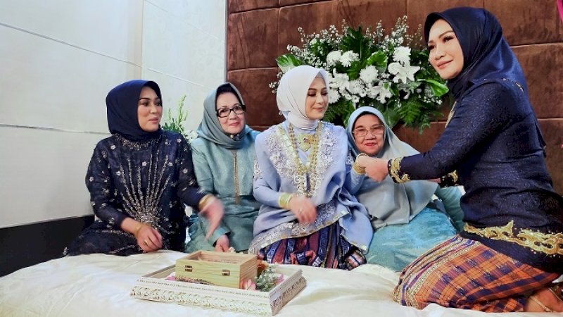 Ibunda Fachry memasangkan cincin ke tangan Irma pada prosesi lamaran, Kamis (20/2/2020).