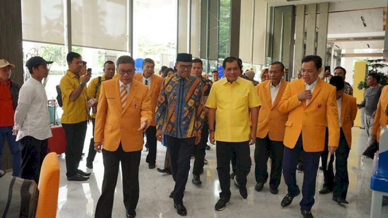 Ketua MKGR Sulsel Taufan Pawe bersama Nurdin Halid dan Nurdin Abdullah.