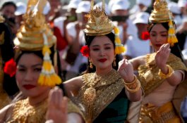 Kamboja Mau Larang Pedagang Online Pakai Baju Minim di Facebook Live