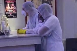 Pakai Hazmat Beli Sate di Restoran China, Prankster di Australia Dapat Kecaman Netizen