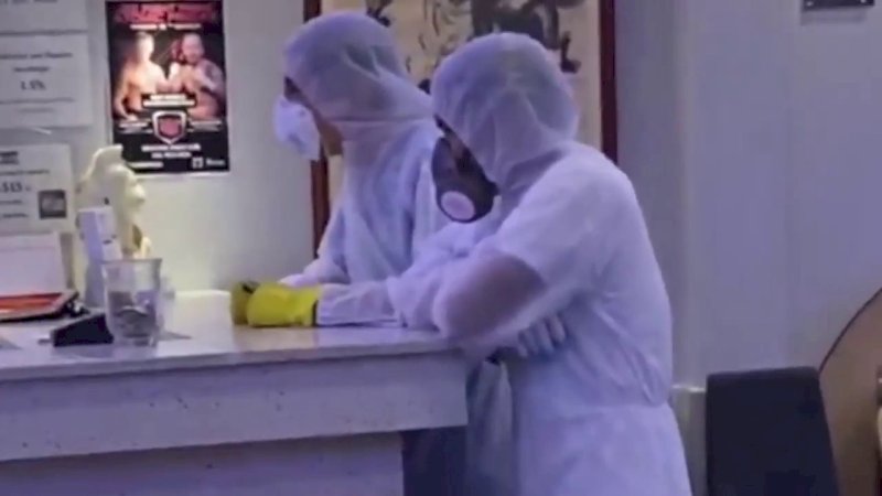 Pakai Hazmat Beli Sate di Restoran China, Prankster di Australia Dapat Kecaman Netizen