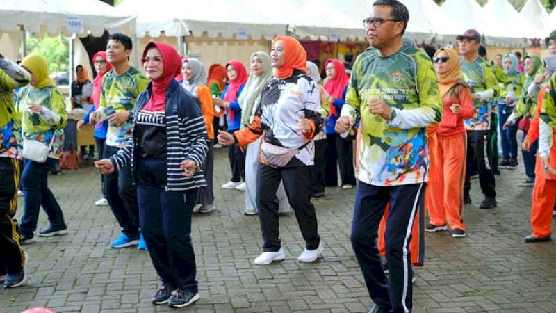 Gubernur Sulawesi Selatan Nurdin Abdullah bersama istri Lies Fachruddin menghadiri temu alumni Fakultas Kedokteran Gigi (FKG) Universitas Hasanuddin, Sabtu (22/2/2020).

