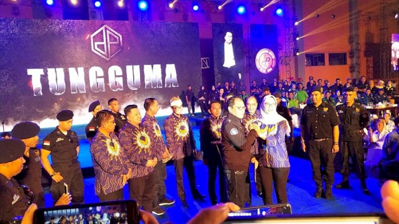 Ketua DPD Partai NasDem Makassar, Andi Rachmatika Dewi menyerahkan rekomendasi kepada Danny Pomanto, Sabtu (22/2/2020) di CCC.