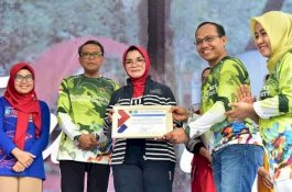 Atas Aksi Sosial Kemanusiaan, Liestiaty Nurdin Terima Penghargaan dari FKG Unhas