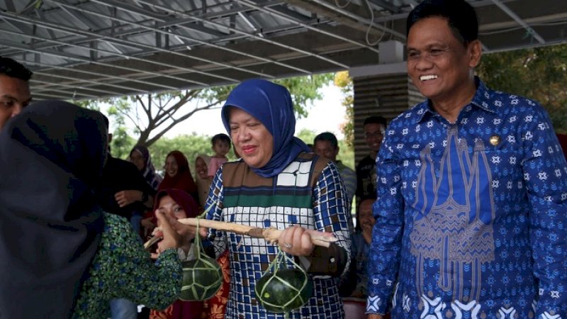 Ketua PKK Barru Hasnah Syam menerima hasil pertanian warga Barru pada Festival Budaya To Berru 2020.