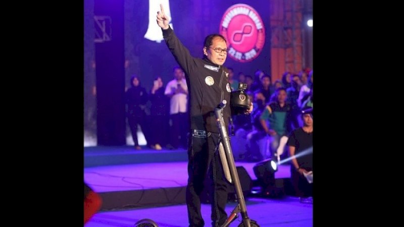 Danny Pomanto menunjukkan seragam baru ketua RT-RW jika terpilih menjadi wali kota periode 2020-2024.