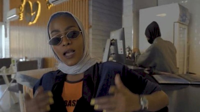 Cuplikan video A Girl from Makkah