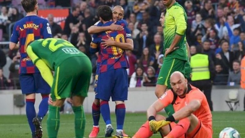 Momen pelukan Lionel Messi dan Martin Braithwaite. (Foto: AFP)