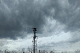 Berbahaya! Hindari Berteduh di Bawah Instalasi Kelistrikan saat Hujan