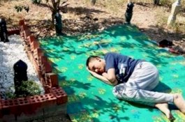 Karena Rindu, Anak Autis Ini Tidur di Sebelah Makam Sang Ayah