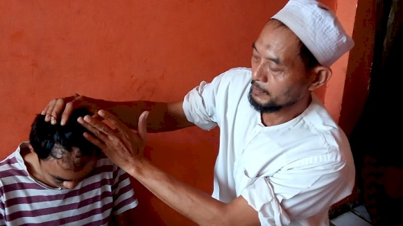 Ayah memperlihatkan luka di kepala ARB.