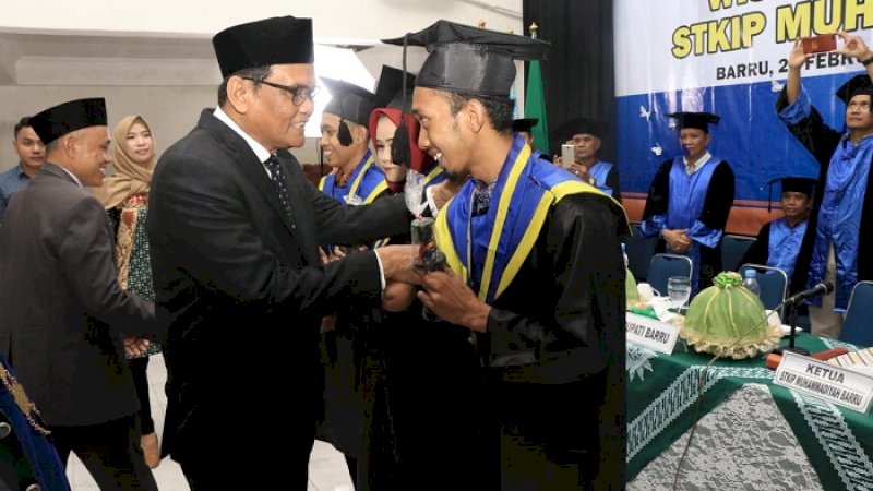 Bupati Barru, Suardi Saleh menghadiri wisuda STKIP Muhammadiyah Barru, Minggu (23/2/2020).