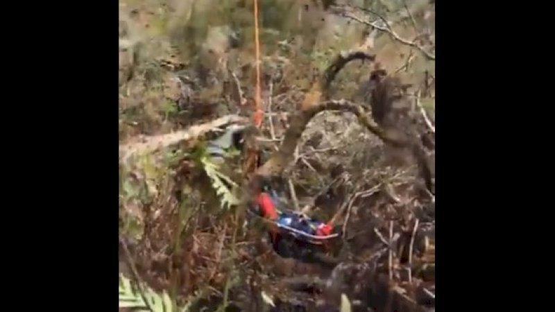 Proses penyelamatan menggunakan helikopter.