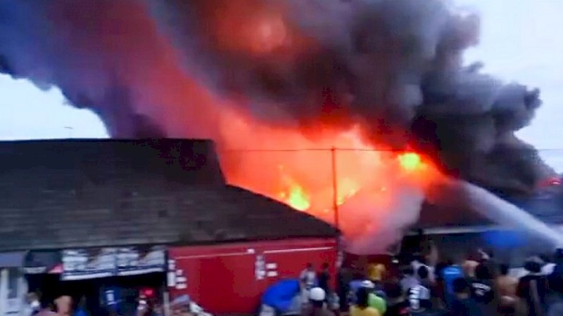 Pasar Sentral Sinjai terbakar, Minggu sore (23/2/2020).
