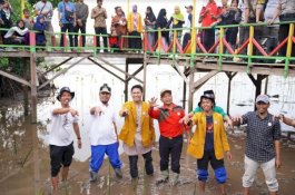 Sambil Becek-becek Tanam Mangrove yang Digelar IPM, Wagub Sulsel Imbau Jaga Lingkungan