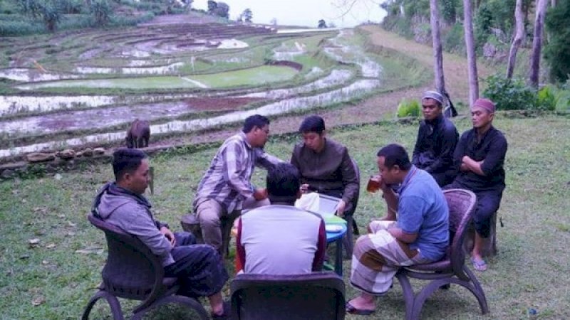 Wakil Gubernur Sulsel, Andi Sudirman Sulaiman, saat berada di wisata alam Lembah Hijau Rumbia, Dusun Boro, Desa tompobulu, Kecamatan Rumbia.