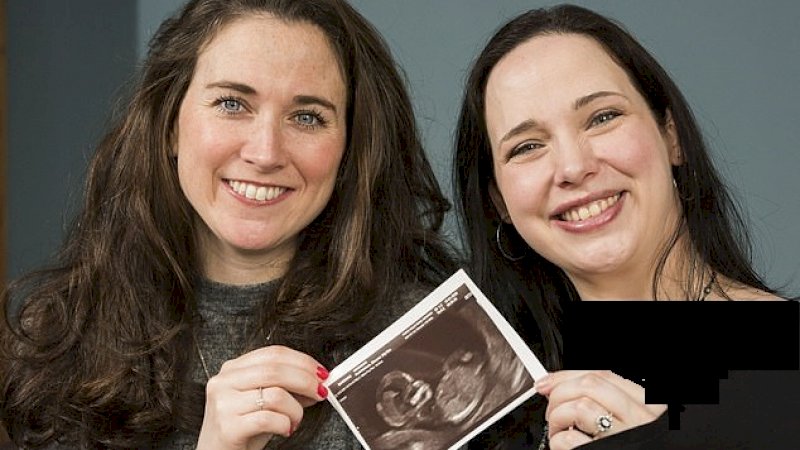 Olivia Rowlands (kiri) dan Ellie  Hutchinson.