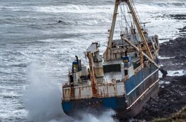 2 Tahun 'Gentayangan', Kapal Hantu Ini Terdampar di Pantai